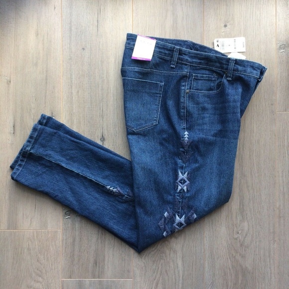 Style&Co Curvy Fit Embroidered Boyfriend Empire Je - Picture 1 of 7